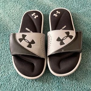 Under armor slides, I believe they’re boys 7